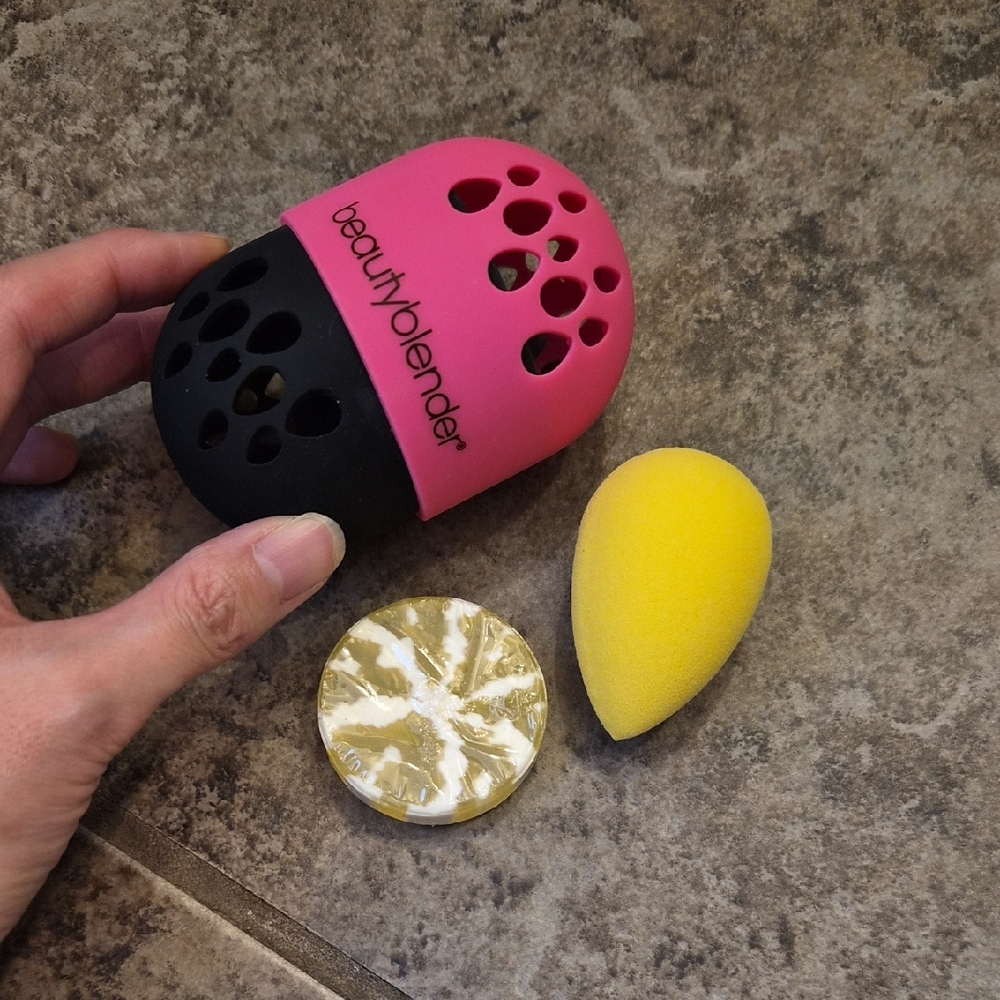 Beautyblender Pink and Black Case with Yellow Sponge